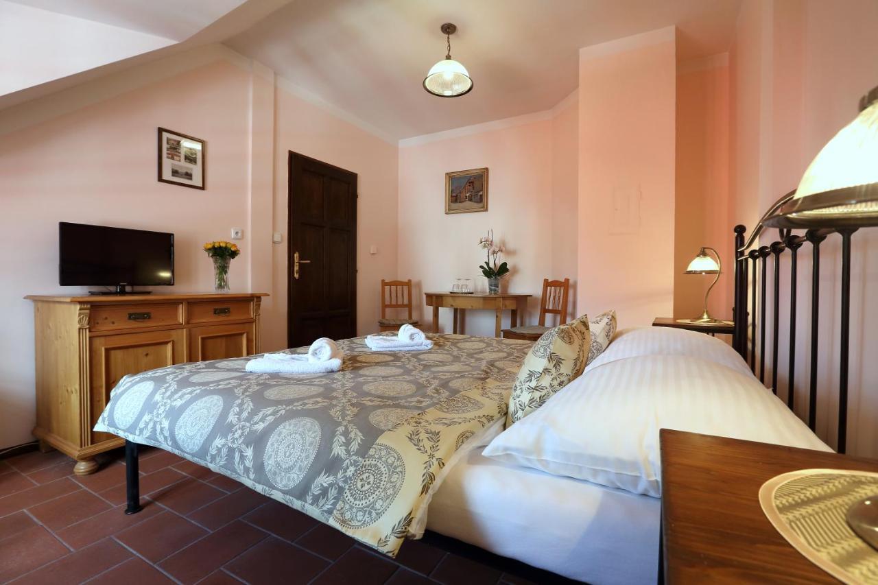 Penzion Na 15. Poledniku Otel Jindřichŭv Hradec Dış mekan fotoğraf