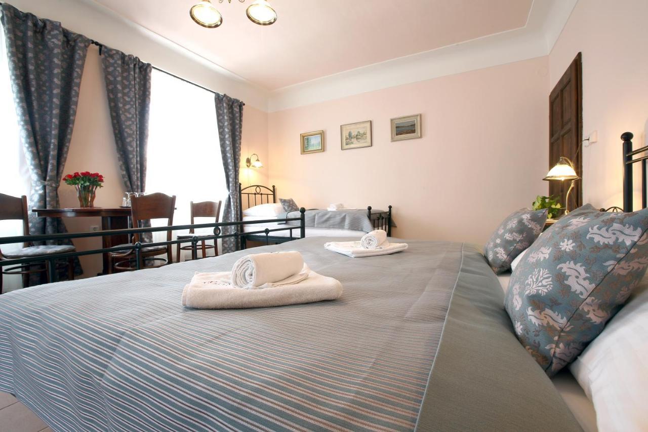 Penzion Na 15. Poledniku Otel Jindřichŭv Hradec Dış mekan fotoğraf