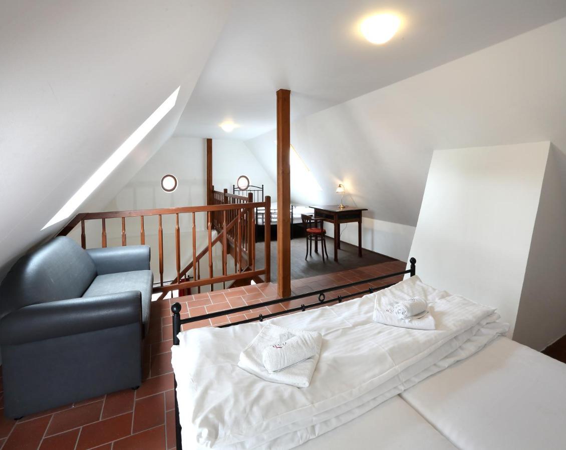 Penzion Na 15. Poledniku Otel Jindřichŭv Hradec Dış mekan fotoğraf
