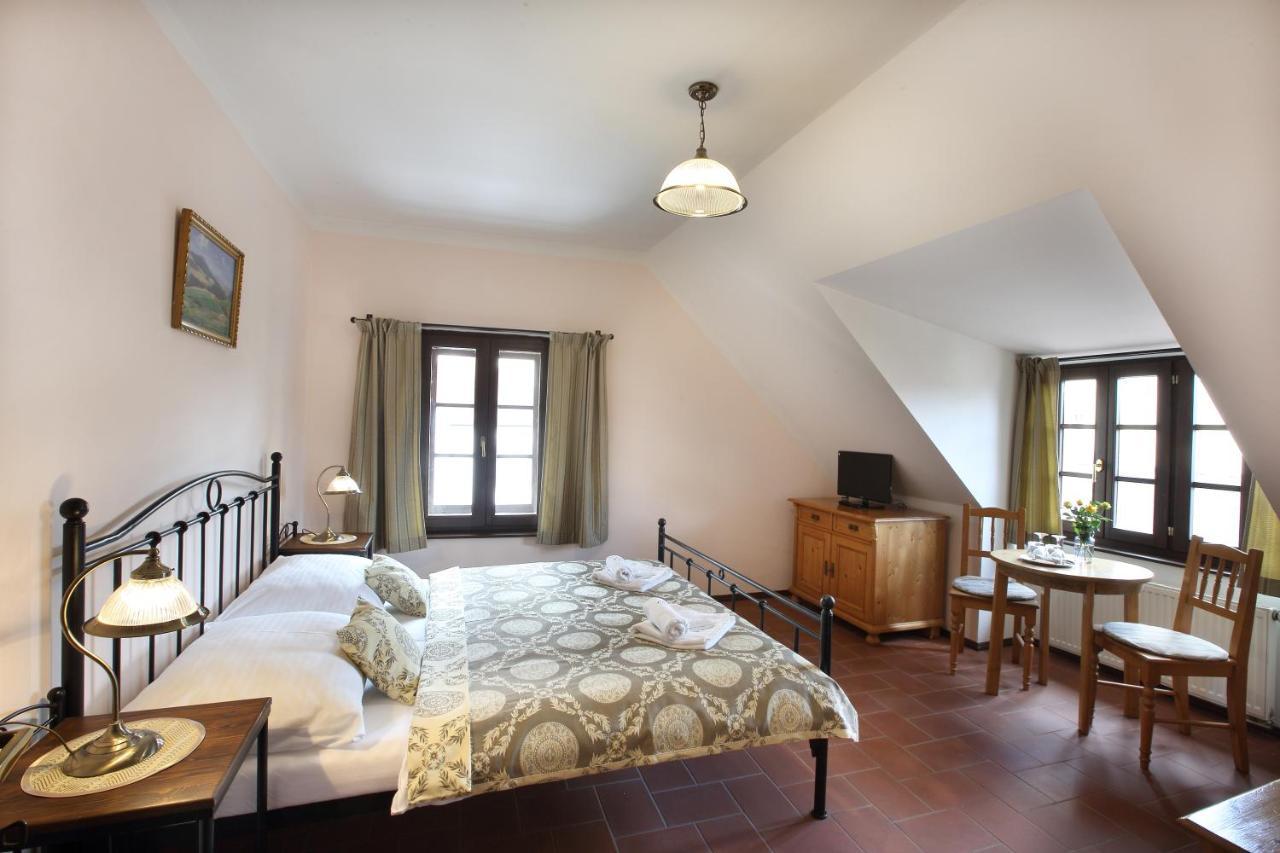 Penzion Na 15. Poledniku Otel Jindřichŭv Hradec Dış mekan fotoğraf