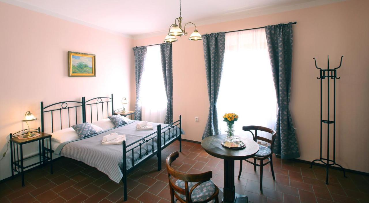 Penzion Na 15. Poledniku Otel Jindřichŭv Hradec Dış mekan fotoğraf