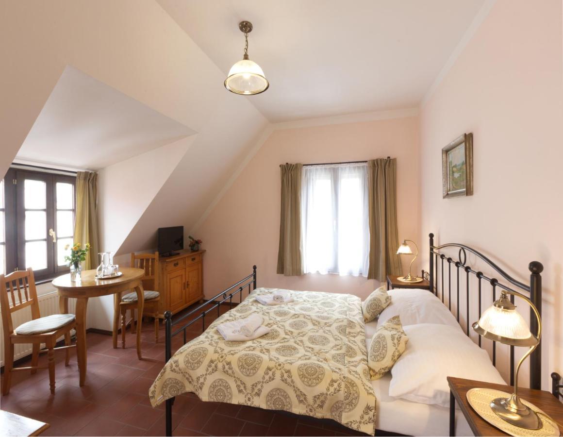 Penzion Na 15. Poledniku Otel Jindřichŭv Hradec Dış mekan fotoğraf