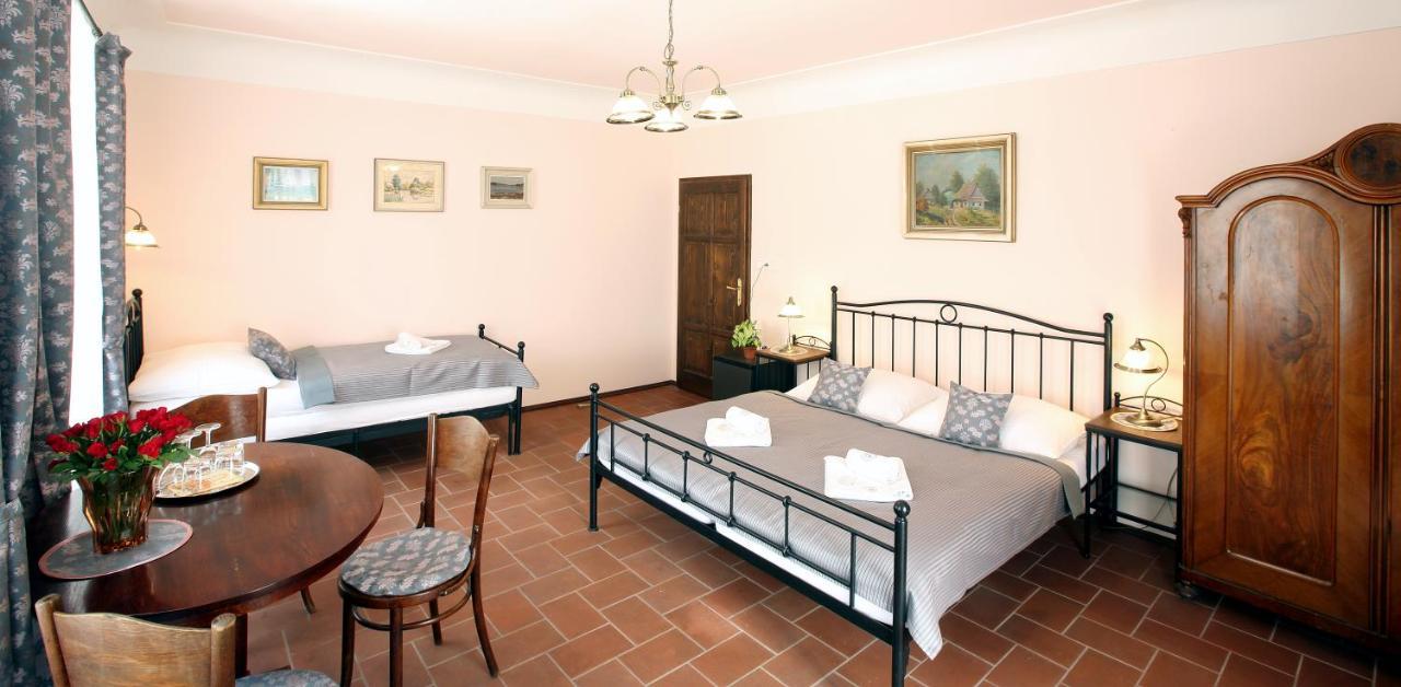 Penzion Na 15. Poledniku Otel Jindřichŭv Hradec Dış mekan fotoğraf