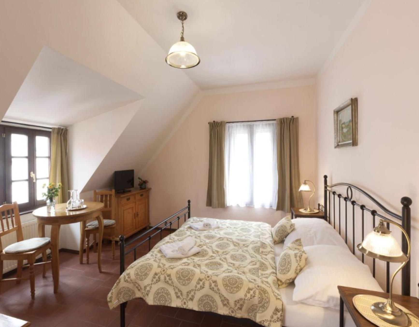 Penzion Na 15. Poledniku Otel Jindřichŭv Hradec Dış mekan fotoğraf